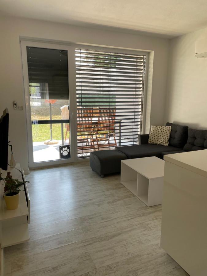 Sunny Apartment On The Lakes เซเนซ ภายนอก รูปภาพ
